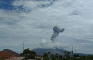 Gunung Sinabung Kembali Erupsi, Tinggi Kolom Abu vulkanik Mencapai 2.500 meter