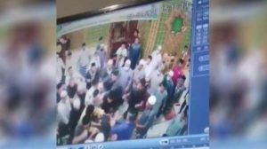 Viral, Imam Mesjid di Pekan Baru Dipukul Seseorang Saat Salat Subuh