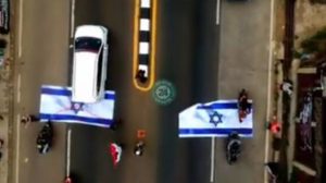 Protes Israel, Warga Bentangkan Bendera Israel di Jalanan Agar Dilindas Mobil