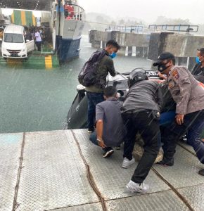 Polres Samosir Selidiki Jatuhnya Mobil Avanza ke Danau Toba