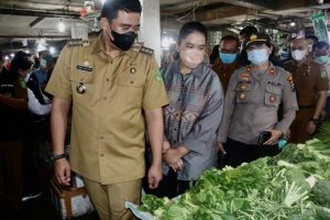 Tinjau Pasar Petisah, Wali Kota dan Ketua TP PKK Medan Pantau Harga Kebutuhan Pokok