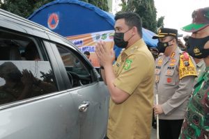 Kontrol Mobilitas Warga, Bobby Nasution Tinjau Penyekatan di Batas Kota