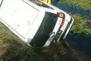Tercebur Ke Kubangan, 4 Penumpang Mobil Tewas Terperangkap