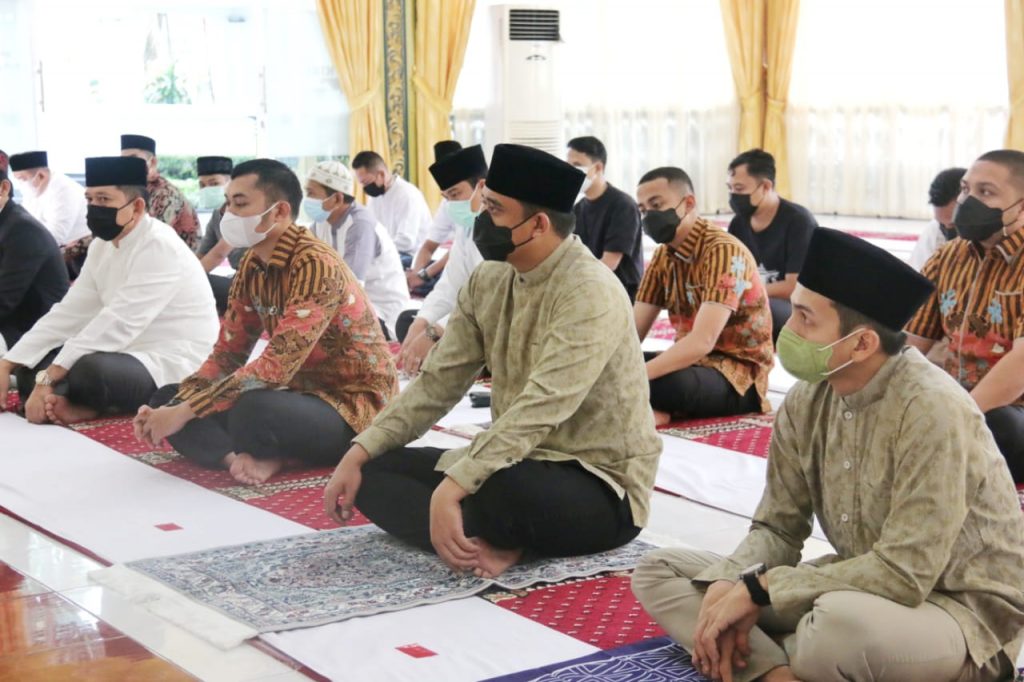 Wali Kota Medan Gelar Sholat Idul Fitri 1442H Di Pendopo Rumah Dinas Wali Kota