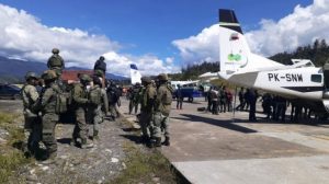 Kontak Tembak di Bandara Aminggaru, TNI-Polri Evakuasi 2 Jenazah Warga Sipil