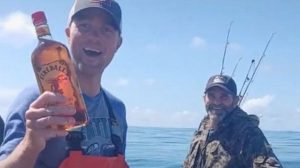 Nelayan ini Temukan Sebotol Wiski Utuh Saat Belah Perut Ikan Hasil Tangkapannya