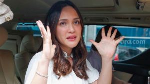 Buru Penghina Anaknya, Shandy Aulia Sewa Hotman Paris