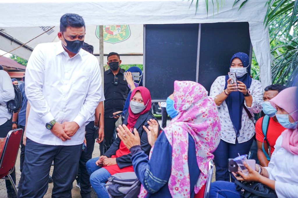 Tracing Covid-19, Bobby Nasution Turun Langsung Tinjau Swab Antigen 150 Warga