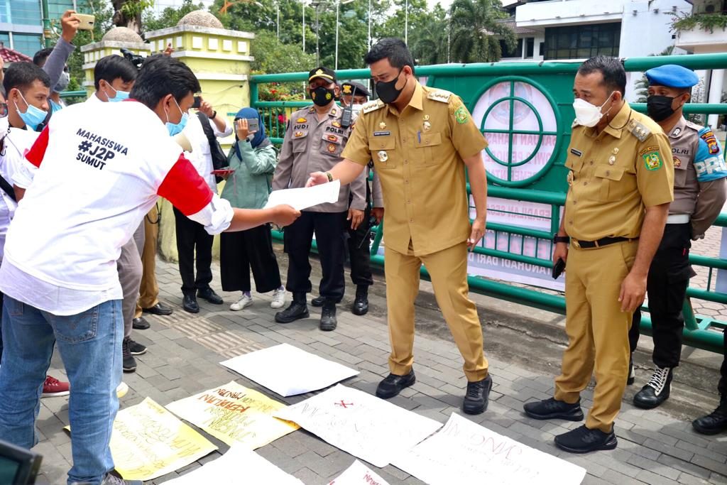 Temui Pengunjuk Rasa di Balai Kota, Bobby Ingatkan Disiplin Menjaga Prokes