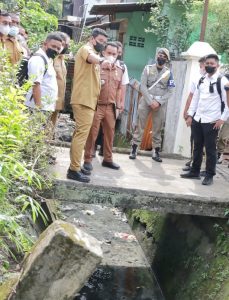 Cegah Banjir, Bobby Tinjau Drainase Tersumbat di Jalan HM Said