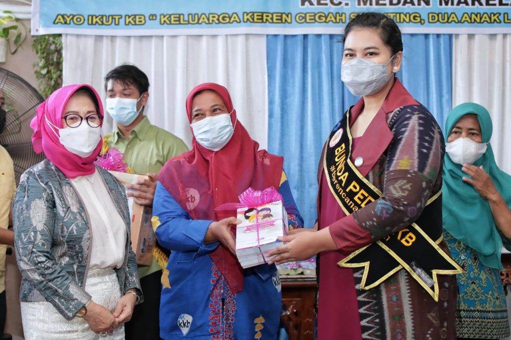 Harganas ke XXVIII, Ketua TP PKK Kota Medan Serahkan Alkes ke Klinik di Marelan