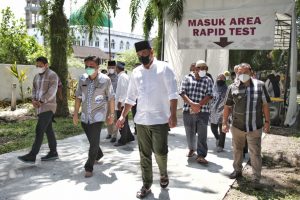 Bobby Tinjau Pelaksanaan Vaksinasi Massal di Masjid Al Musabihin Setia Budi