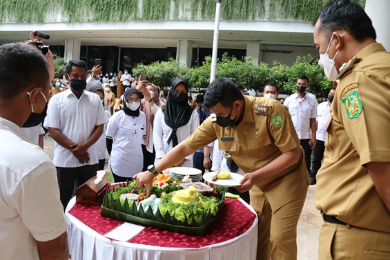 Ulang Tahun, Bobby Nasution Gelar Syukuran Dengan Petugas Honorer Kebersihan Kantor Wali Kota