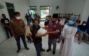 Bantu Masyarakat Terdampak PPKM, Rahudman Harahap Bagikan Sembako ke Warga Medan