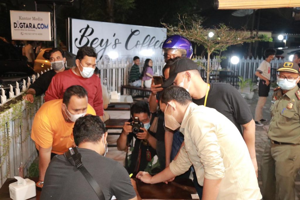 Tegas, Tim Gabungan PPKM Medan Tindak Lokasi Usaha Pelanggar Prokes