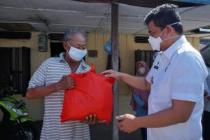 Bantu Masyarakat Terdampak PPKM, Bobby Nasution Bagikan Sembako Langsung Kerumah Warga