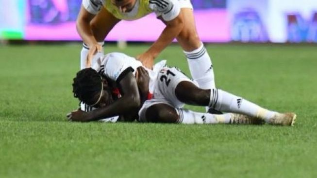 Ditengah Laga, Pemain Besiktas Fabrice Nsakala Kolaps Tak Sadarkan Diri