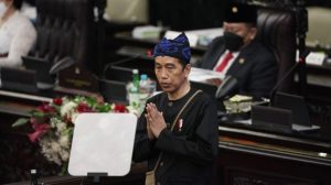 Kritik Jokowi Pakai Baju Adat, AMAN : Wilayah Adat Dibabat!