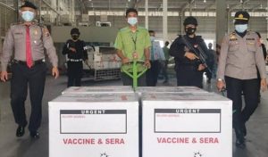Tiba di Bandara KNIA, 4 Ribu Dosis Vaksin Sinopharma Di Kawal Ketat Brimob