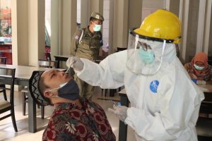 Gelar Razia Prokes dan PPKM Level IV, 27 Karyawan Restoran dan Konsumen Jalani Swab Antigen