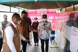 Tinjau Lokasi Isolasi Lingkungan di Kec. Medan Area, Wali Kota Medan Dan BNPB Berikan Bantuan Vitamin