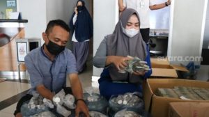 Menabung Uang Koin Selama 4 Tahun, Begitu Dibuka Pedagang kaki Lima Ini Langsung Beli Mobil
