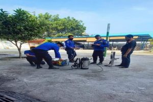 Kerahkan Bazoka Air, Petugas Damkar Usir Monyet Liar Yang serbu rumah warga di Tebing