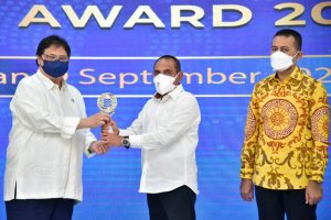 Menko Airlangga Serahkan Piala TPID Award 2021 Ke Edy Rahmayadi