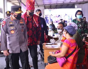 Bersama Panglima TNI dan Kapolri, Boby Nasution Tinjau Vaksinasi Massal di Pasar Induk Lau Cih