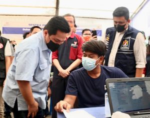 Bersama Menteri BUMN dan Ketua Kadin Indonesia, Bobby Nasution Tinjau Vaksinasi Massal di Medan Polonia