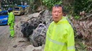 Material Longsor Selesai Dibersihkan, Jalur Medan -Brastagi Kembali Dibuka