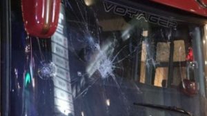 Sekelompok Orang Serang Bus Arema FC, Kaca Bagian Depan Dan Samping Pecah