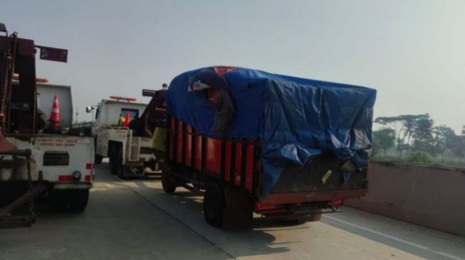Dua Petugas Patroli JJTS Tewas Ditabrak Saat Bantu Kendaraan Pecah Ban di Tol