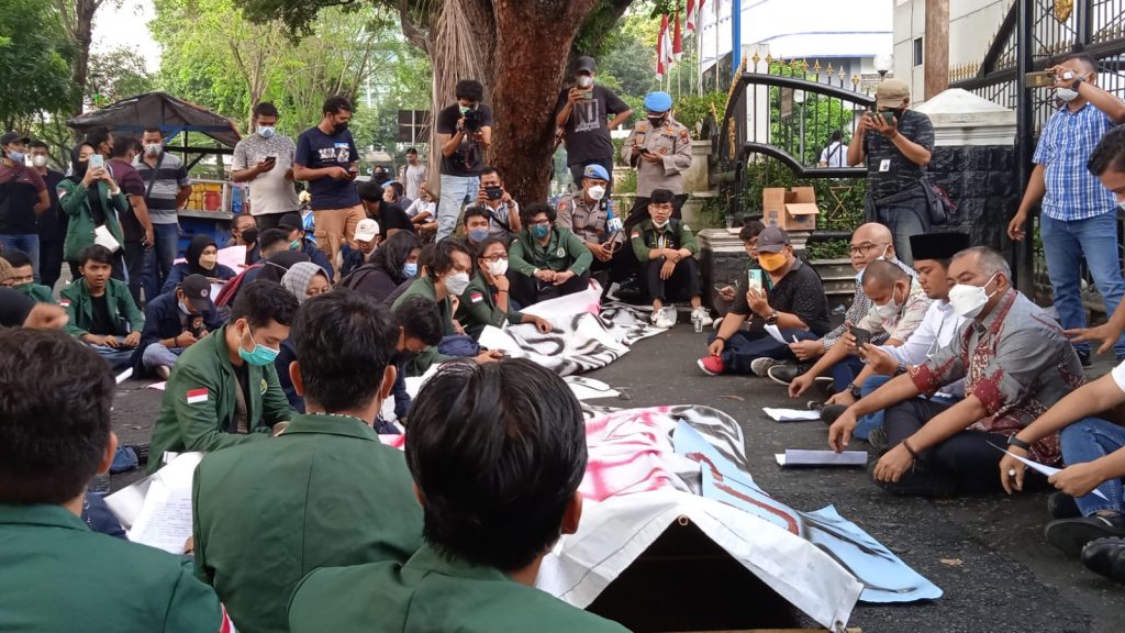 Evaluasi Kinerja Jokowi-Ma’ruf, BEM-SI Sumut Bawa Keranda Mayat ke Kantor DPRD