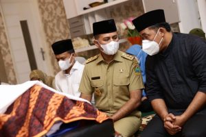 Melayat Almarhumah Istri Wakil Wali kota Medan, Wagubsu Sampaikan Duka Cita Mendalam