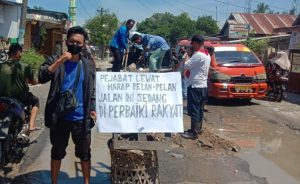 Tak Kunjung Diperbaiki, Pemuda Di Nibung Hangus Gotong Royong Timbun Jalan Berlubang