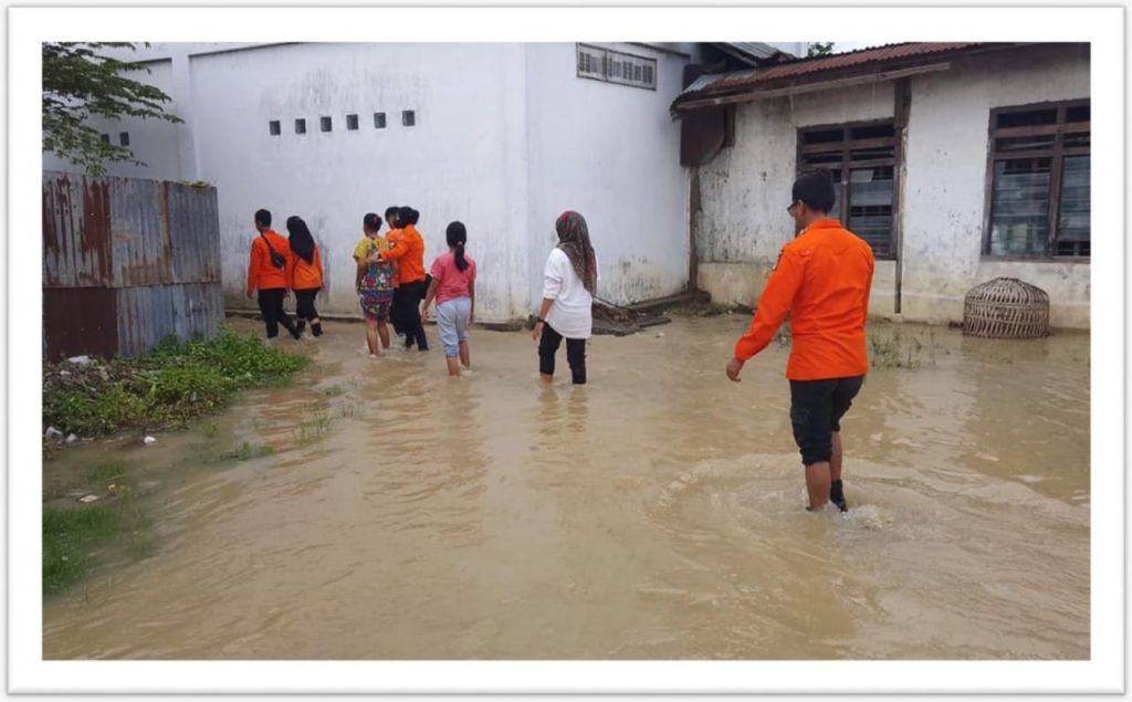 Ratusan Warga Terdampak Banjir, BPBD Kota Solok Distribusikan Bantuan Makanan