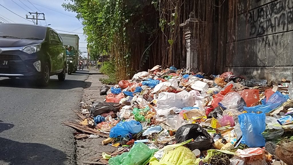 Warga Resahkan Tumpukan Sampah yang Menggunung di Desa Medan Estate