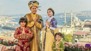 Kenakan Kostum ala Raja Saat Liburan di Turki, Netizen Sebut Juragan 99 Mirip Logo Mi Instan