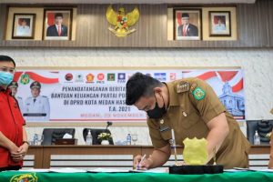 Bobby Nasution Saksikan dan Tandatangani Berita Acara serah terima Bantuan Keuangan Partai Politik