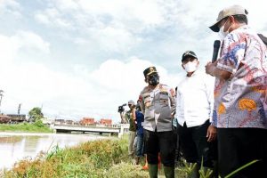 Gubsu Tinjau Pengungsi dan Kawasan Banjir di Sergai