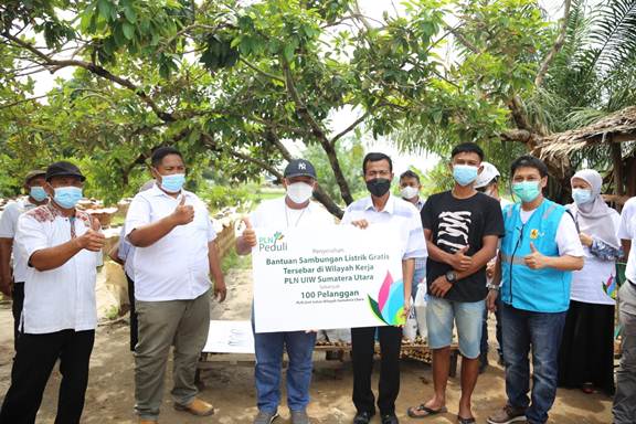 PLN UIW Sumatera Utara Serahkan Bantuan Sambungan Listrik Gratis