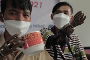 Tutup Tahun 2021, Cigna Berbagi Tangan Palsu dan Kampanye Tanya Kabar