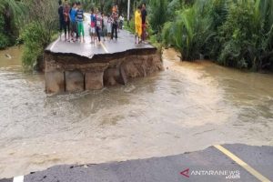 Masih Tertutup Material Longsor, Jalur Panyabungan – Natal Belum Bisa Dilalui Kendaraan Roda empat