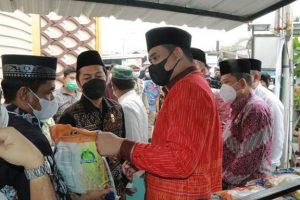 Safari Jumat di Masjid Nurul Islam, Bobby Nasution Serahkan Akte Notaris Koperasi Masjid