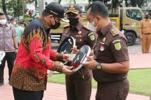 Beri Penghargaan Ke Kecamatan Dan Kelurahan Terbaik, Bobby : Jadi Motivasi Untuk Meningkatkan Pelayanan