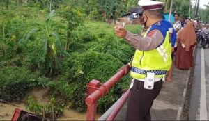 Diduga Alami Rem Blong, Dua Truk Masuk Sungai di Jalan Lintas Banda Aceh-Medan