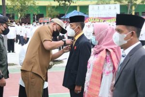 Jadi Pembina Upacara di MTs Negeri 2 Medan, Ini Pesan Wali Kota
