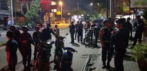 Patroli Keliling Kota Tengah Malam, Bobby Tenangkan Warga Yang Akan Melakukan Tindakan Anarkis Pada Maling Yang Tertangkap
