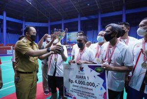 Tutup Turnamen Badminton PUD Pasar, Aulia : Jadikan Olahraga Perkuat Keakraban